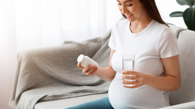 Acid folic în sarcină: când să începi administrarea și ce doză este recomandată