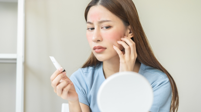 Ce dermatocosmetice sunt potrivite pentru pielea sensibilă sau cu rozacee