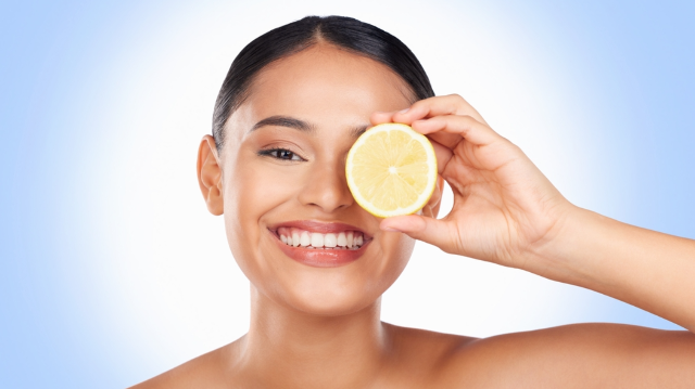 Beneficiile vitaminei C pentru piele: colagen, luminozitate și protecție antioxidantă