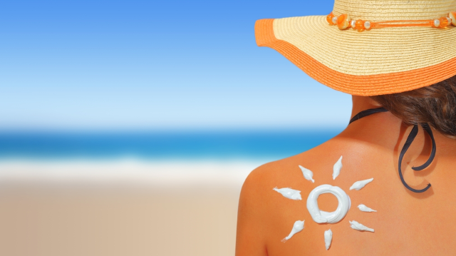Cât de des trebuie aplicată protecția solară la plajă?